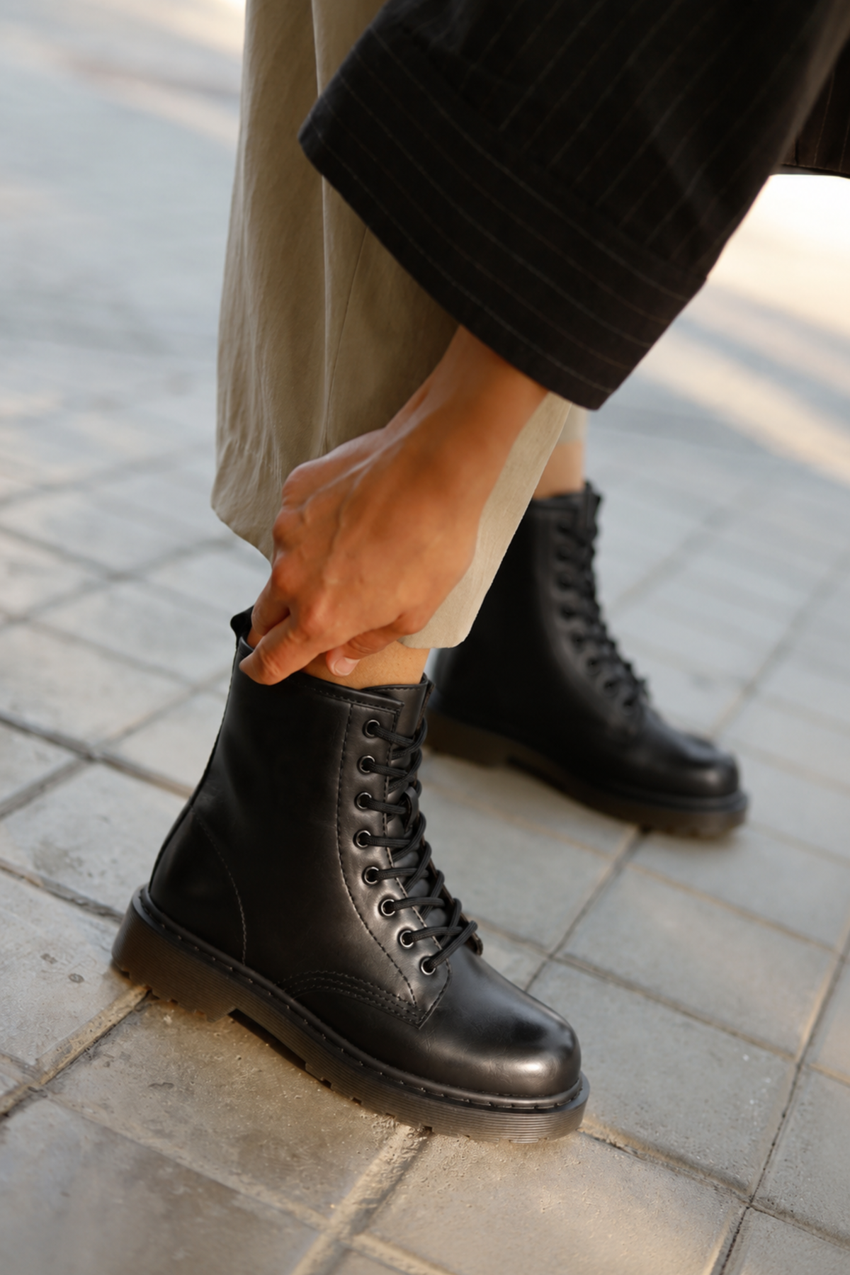 BOTÍN MILITAR DE MUJER CON CORDONES