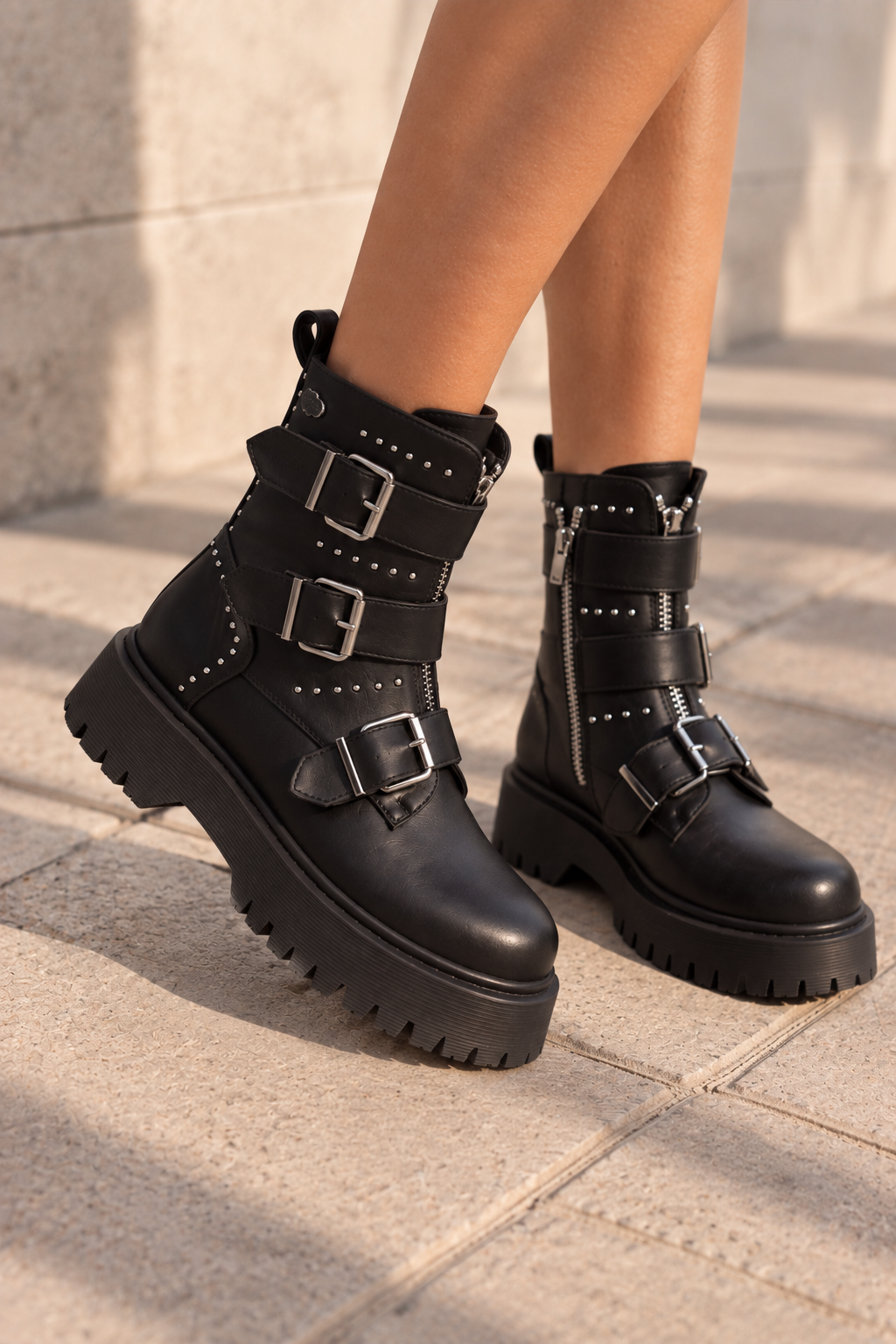 BOTÍN MILITAR NEGRO DE MUJER CON HEBILLAS