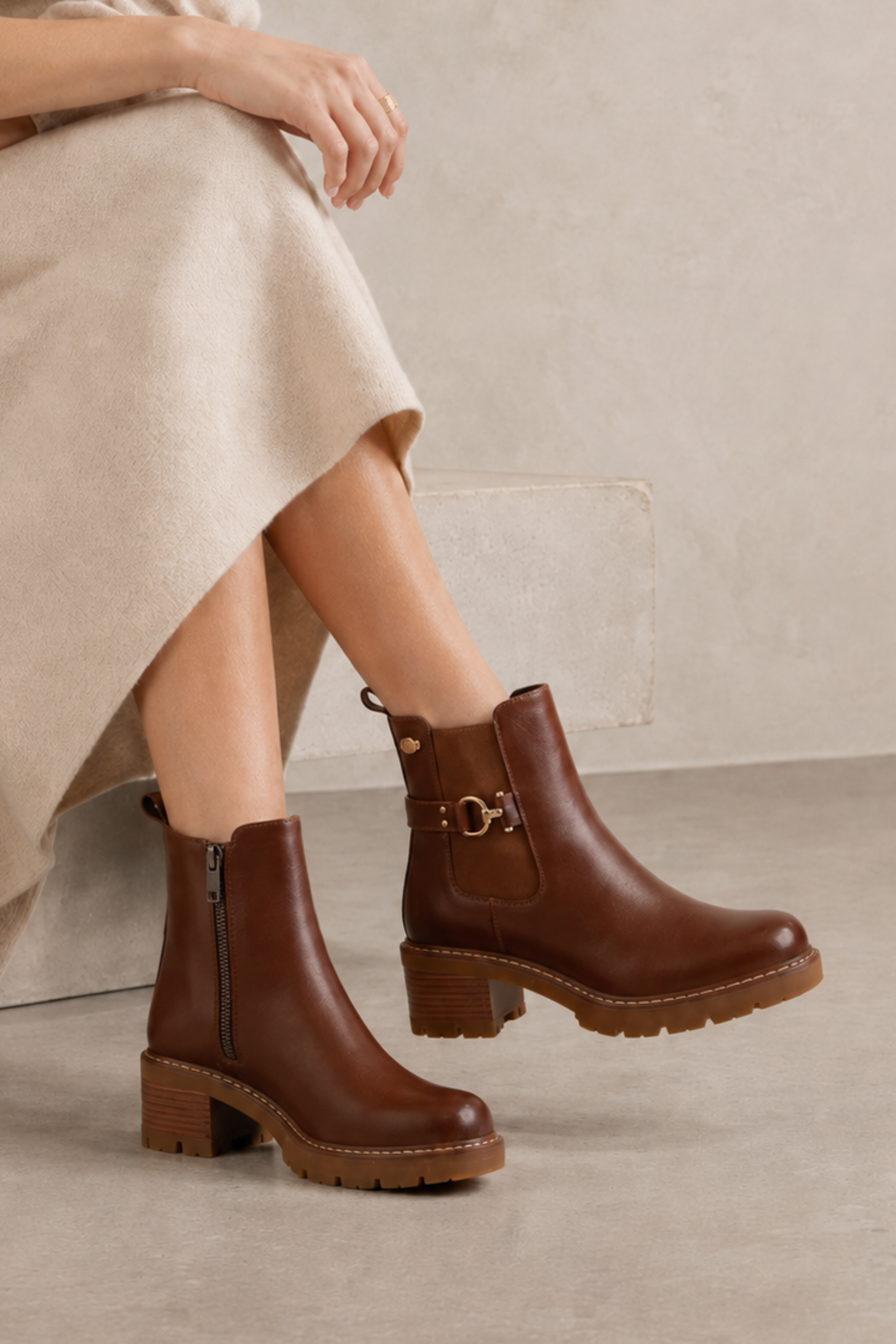BOTINE CLÁSICO DE MUJER CON TACÓN Y HEBILLA