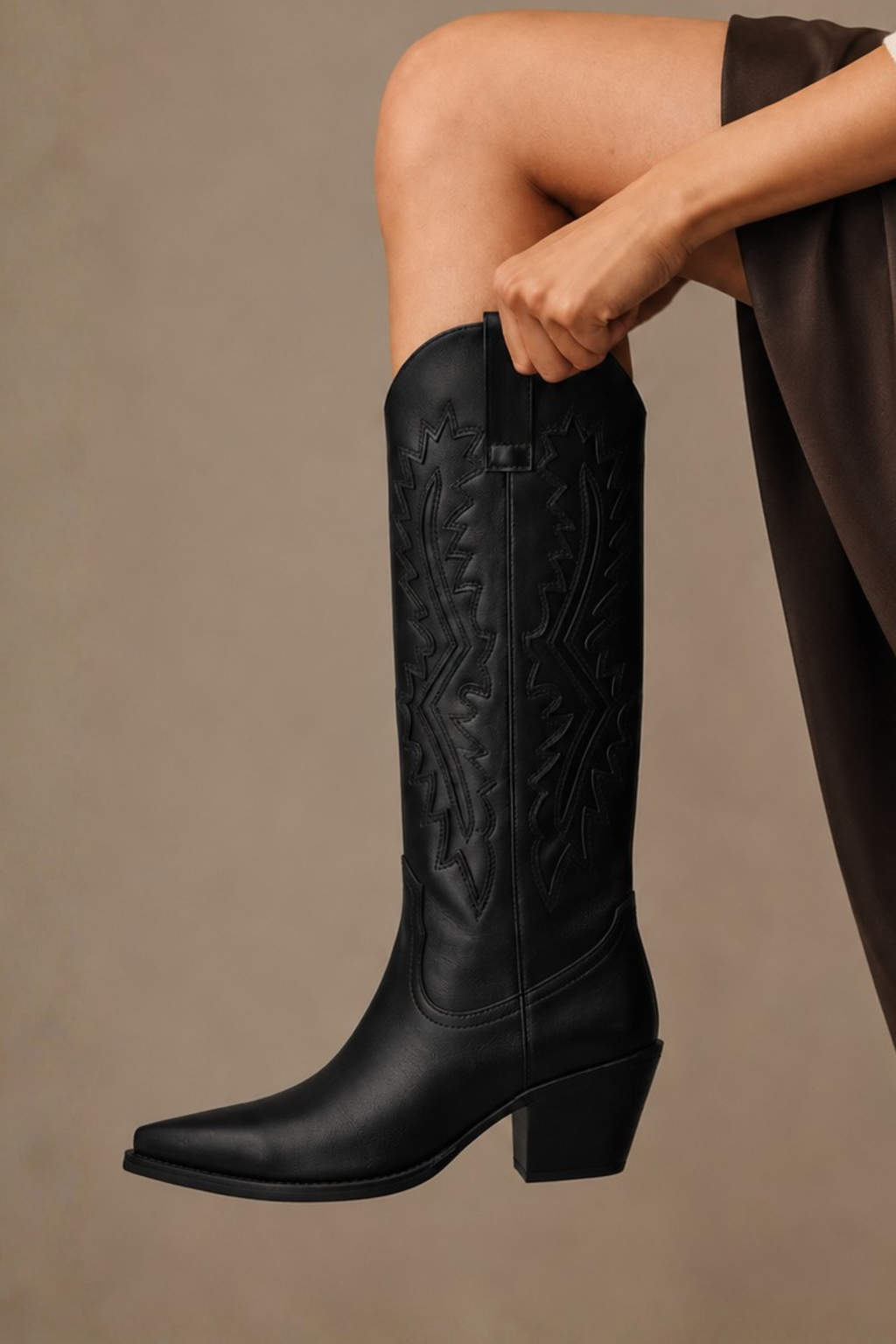 BOTA COWBOY DE MUJER NEGRA CON TACÓN CORTO