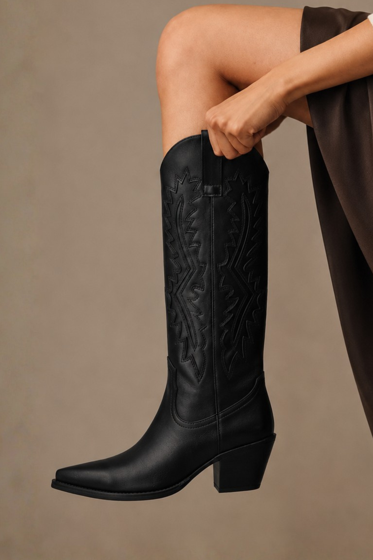 BOTA COWBOY DE MUJER NEGRA CON TACÓN CORTO