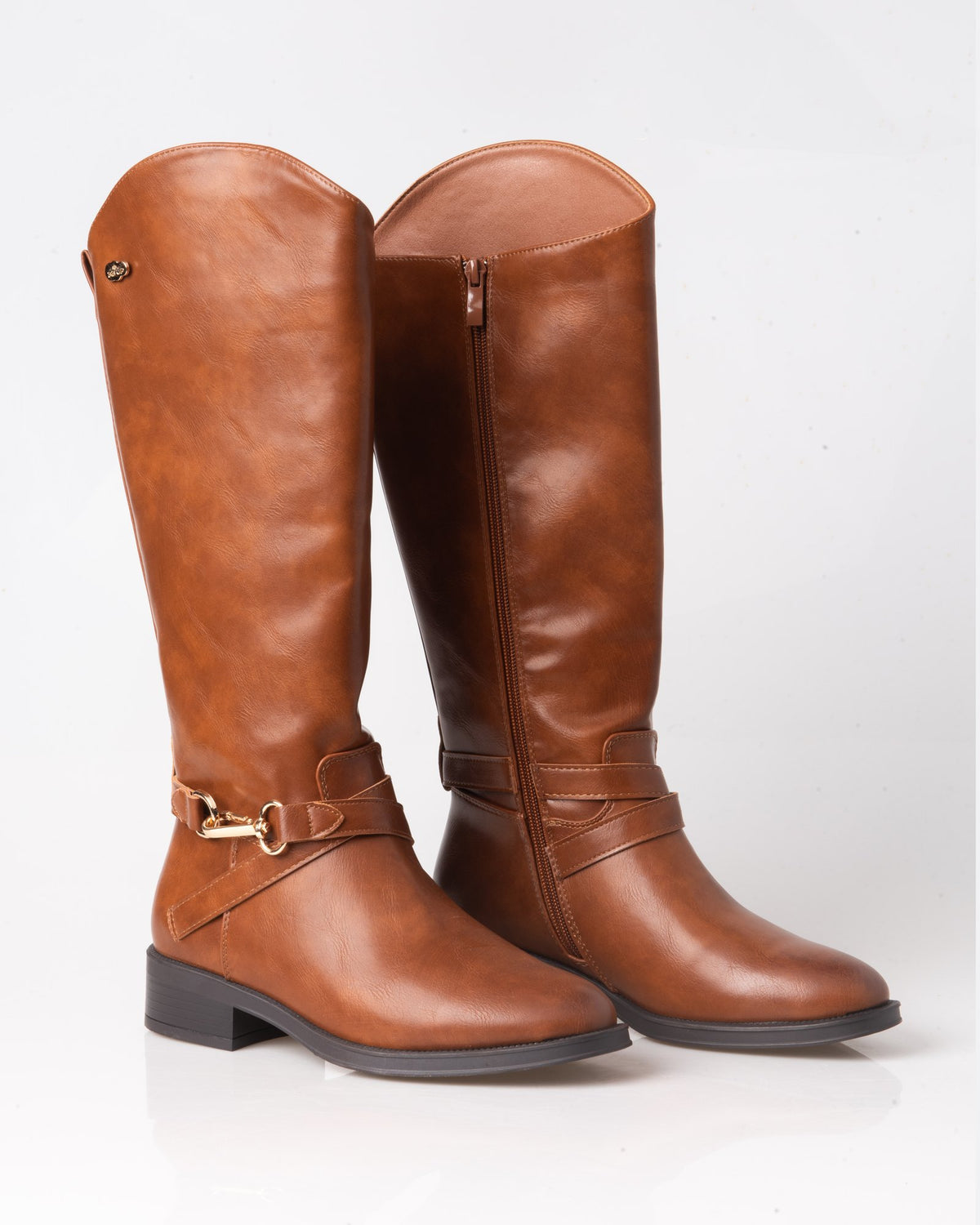 Par de botas altas camel de mujer estilo ecuestre con bocado dorado