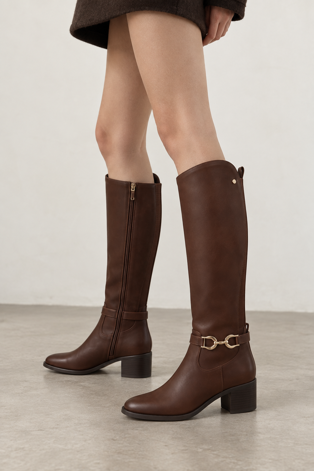 BOTA ALTA MARRÓN DE MUJER ESTILO ECUESTRE CON TACÓN BAJO