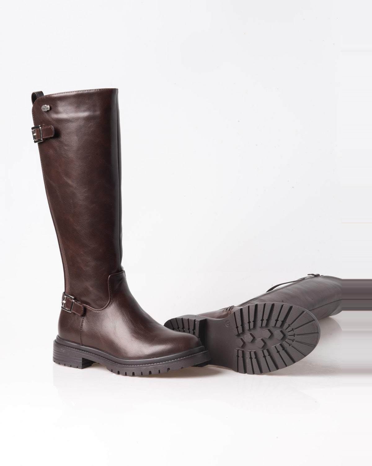 Bota alta motera marrón de mujer con hebillas y suela track – par con detalle de suela