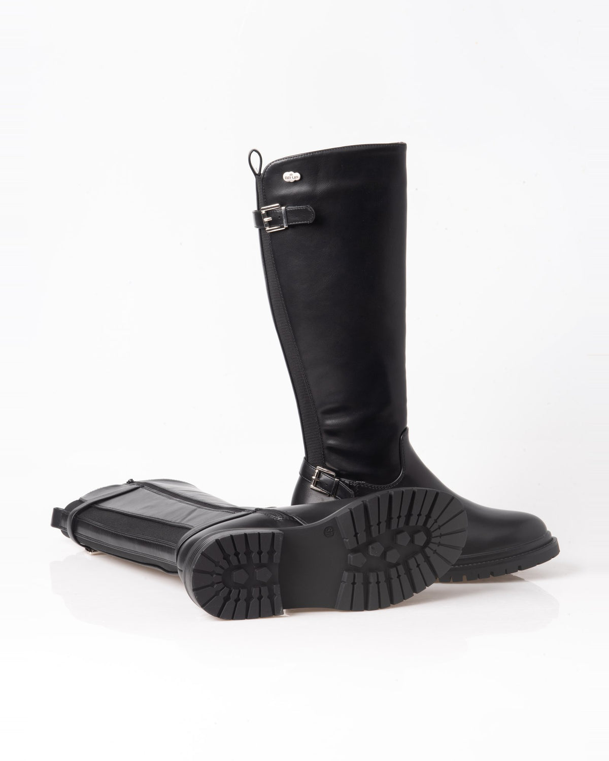 Bota alta motera negra de mujer con hebillas y suela track – par con detalle de suela