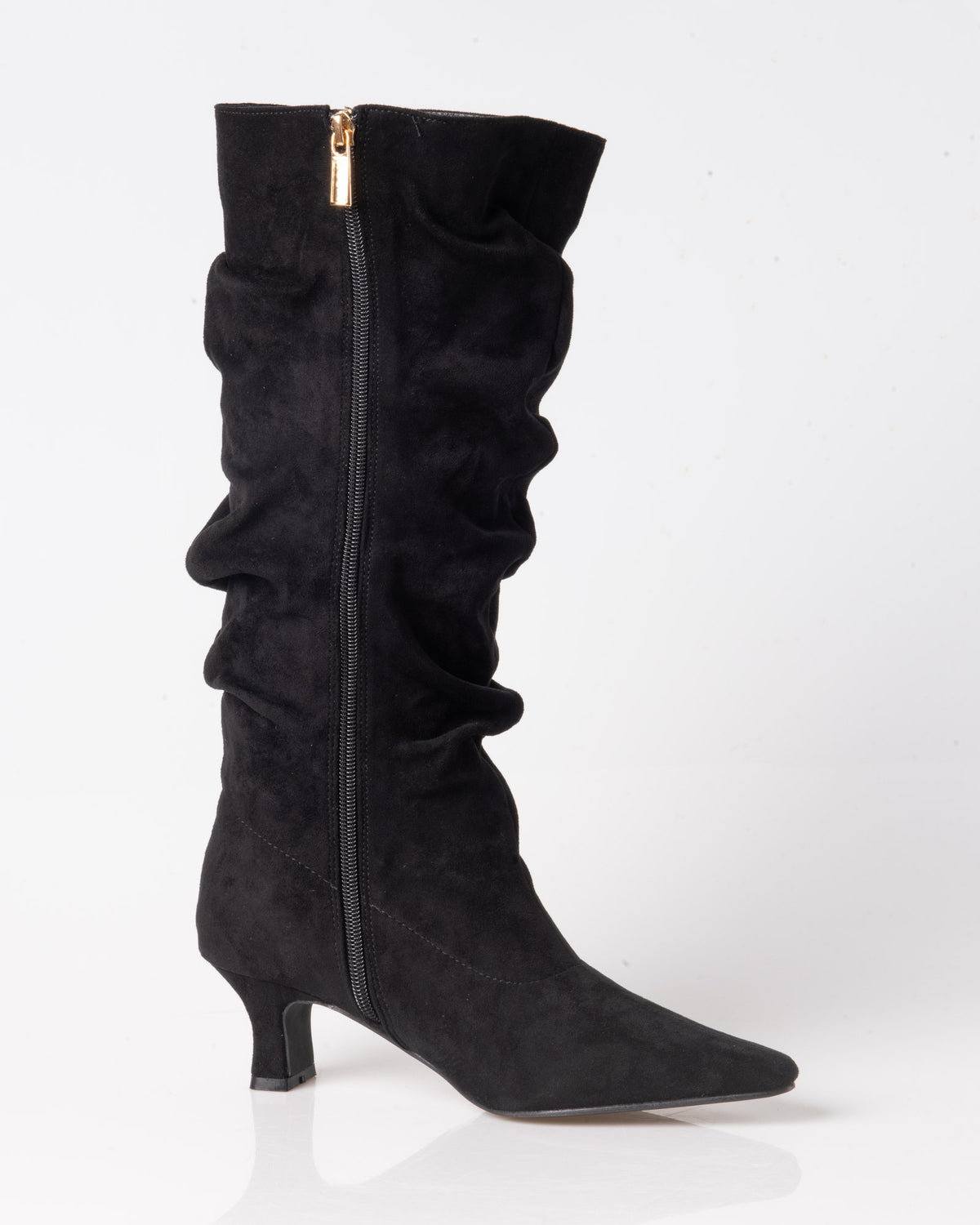 Bota slouchy negra de mujer con caña fruncida y tacón kitten – vista lateral