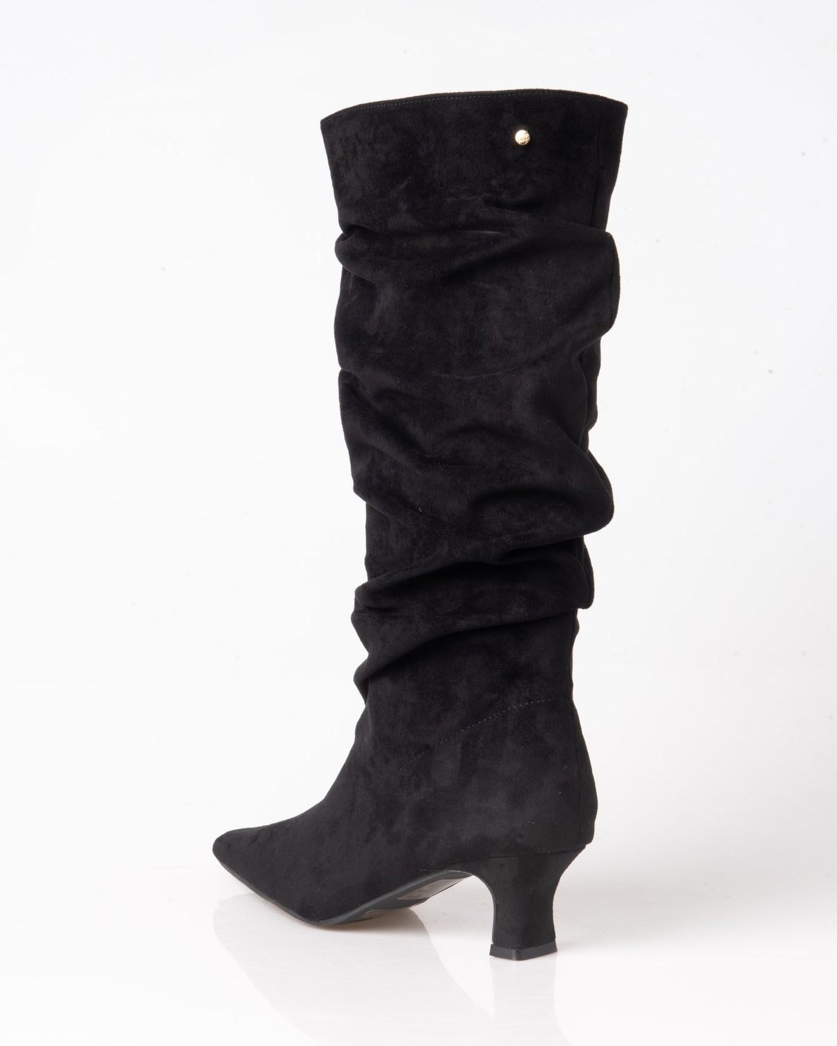 Bota slouchy negra de mujer con caña fruncida y tacón kitten – vista de perfil