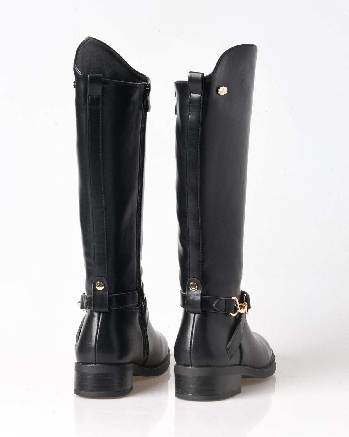 Bota alta negra de mujer estilo ecuestre con hebilla dorada – vista trasera de perfil