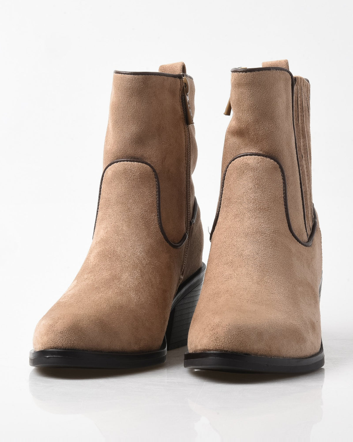 Botín Chelsea beige de mujer con elástico y tacón – vista frontal