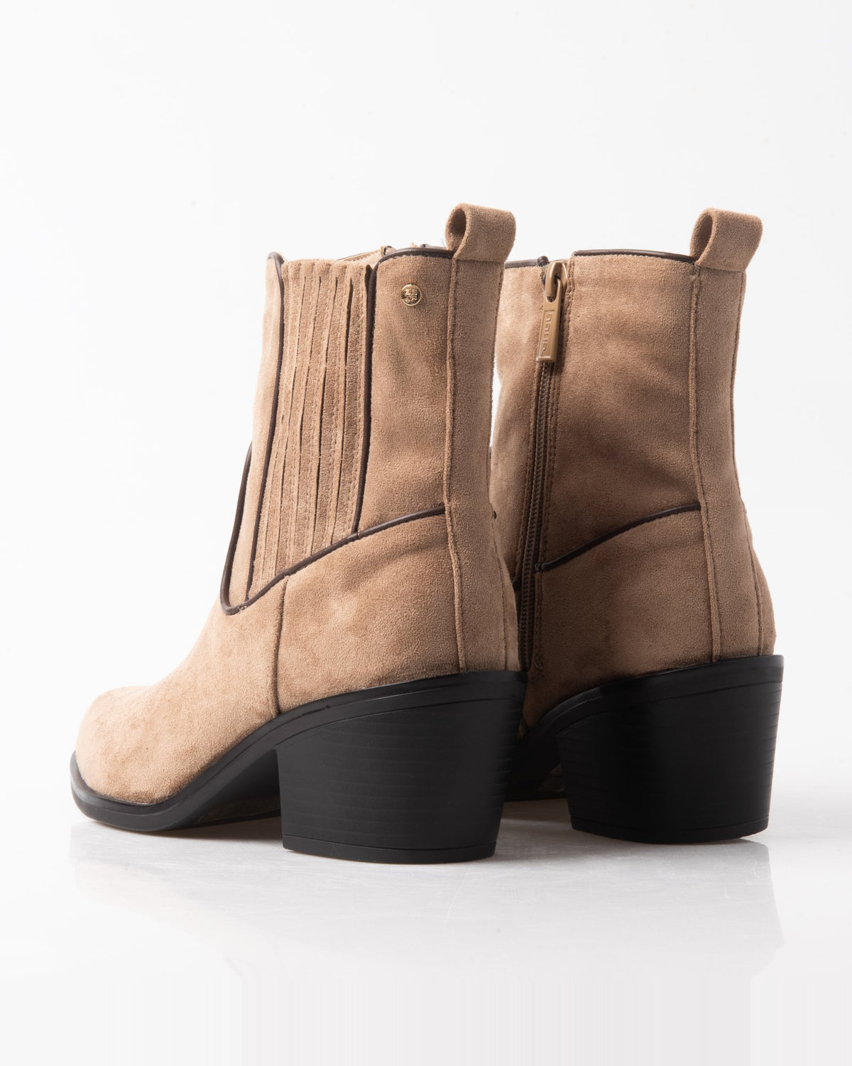 Botín Chelsea beige de mujer con elástico y tacón – vista trasera