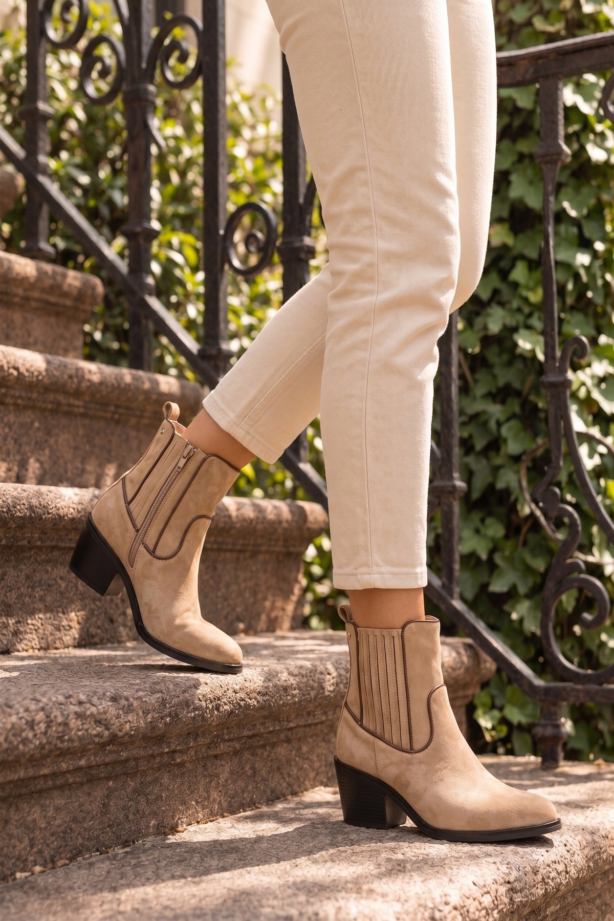 BOTÍN BEIGE DE MUJER CON ELÁSTICO Y TACÓN