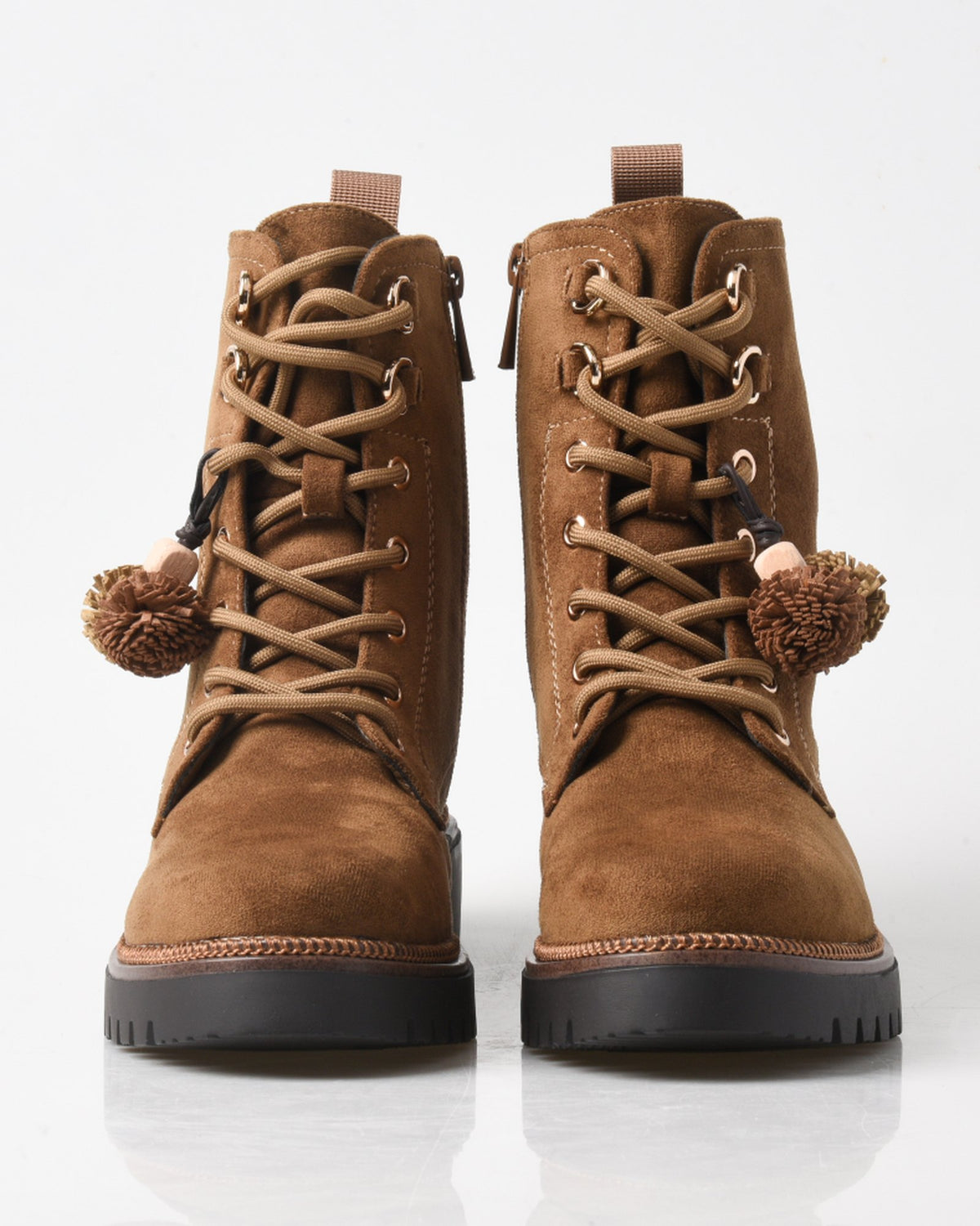 Botín camel de mujer con cordones, pompones y suela track – vista frontal