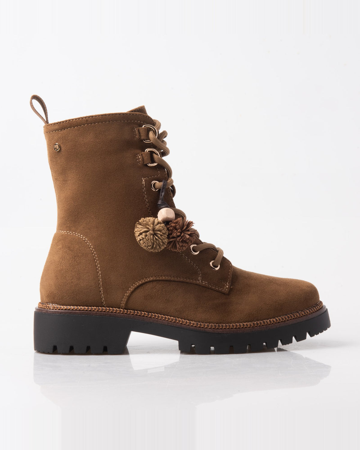 Botín camel de mujer con cordones, pompones y suela track – vista lateral