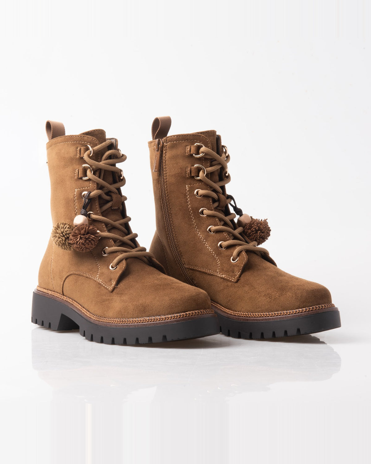 Botín camel de mujer con cordones, pompones y suela track – par