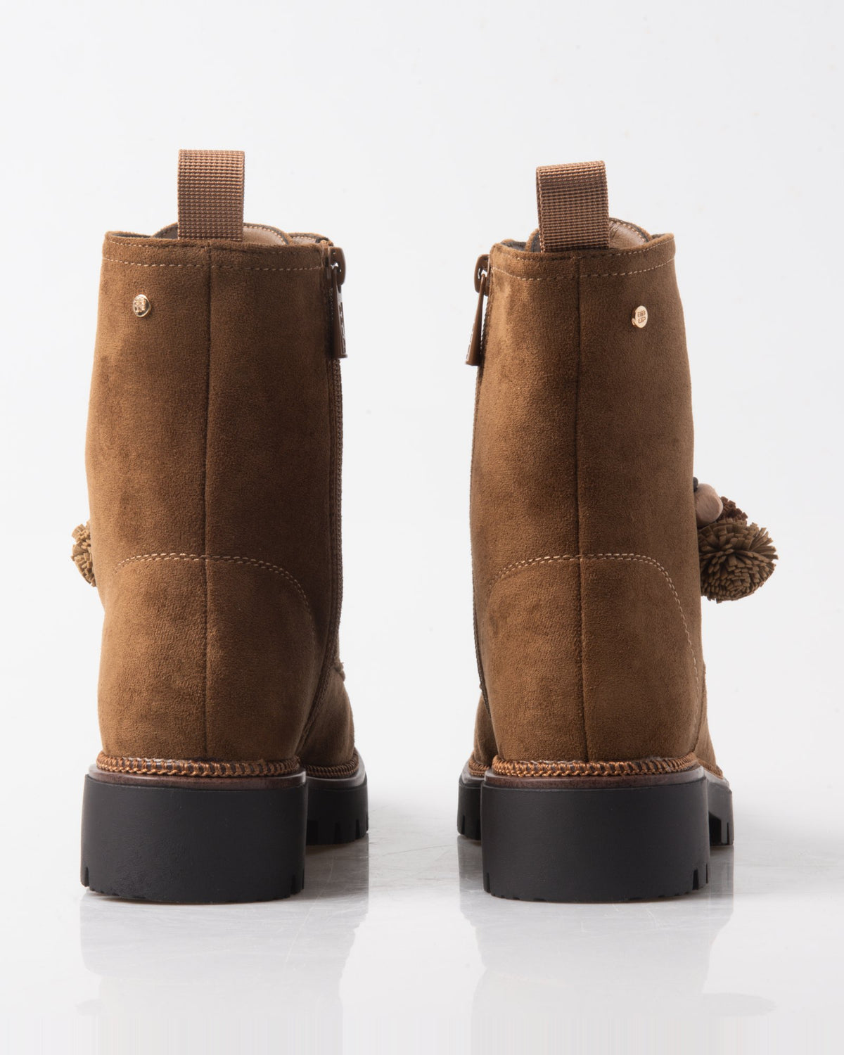 Botín camel de mujer con cordones, pompones y suela track – vista trasera