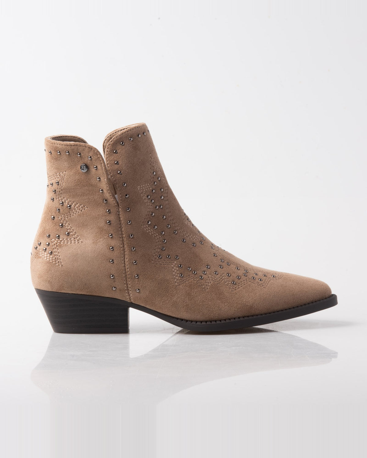 Botín cowboy beige de mujer con tachas y bordados – vista lateral