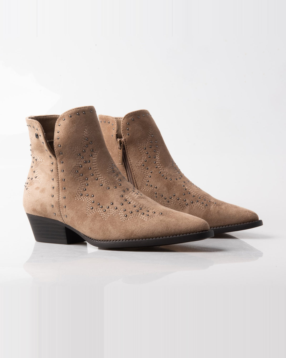 Botín cowboy beige de mujer con tachas y bordados – par