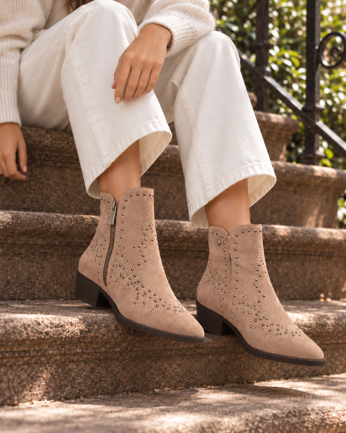 BOTÍN COWBOY BEIGE DE MUJER CON BORDADOS