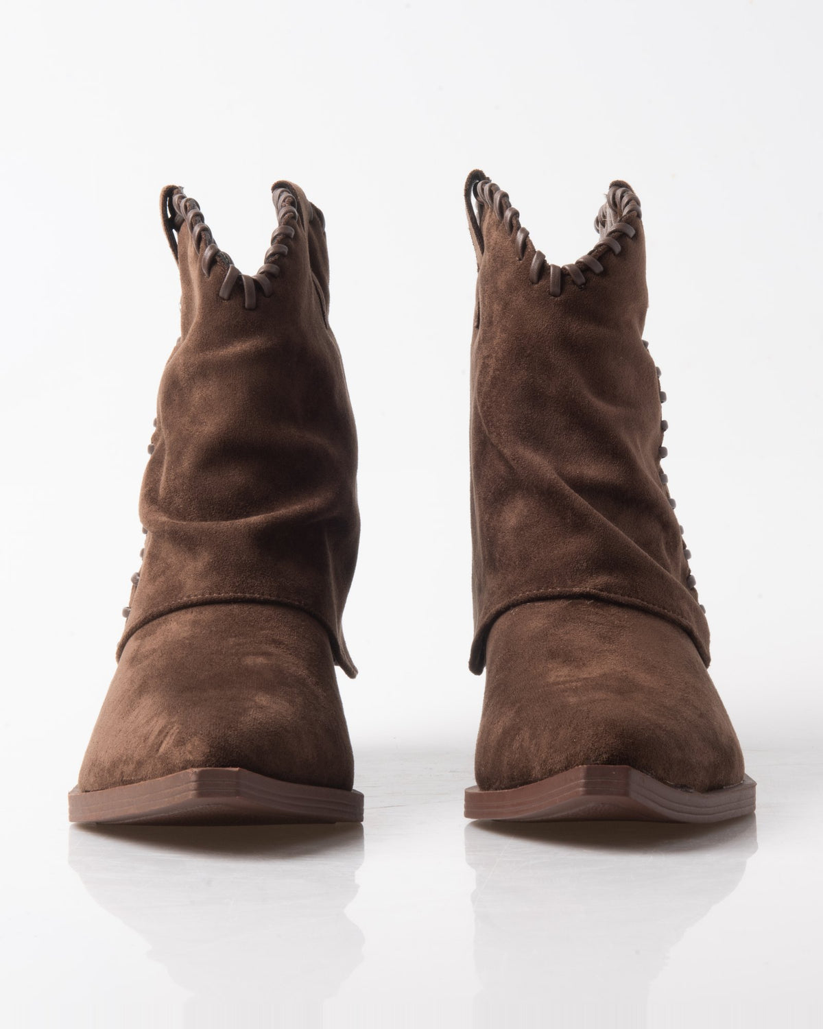 Botín cowboy marrón de mujer con ribete trenzado – vista frontal