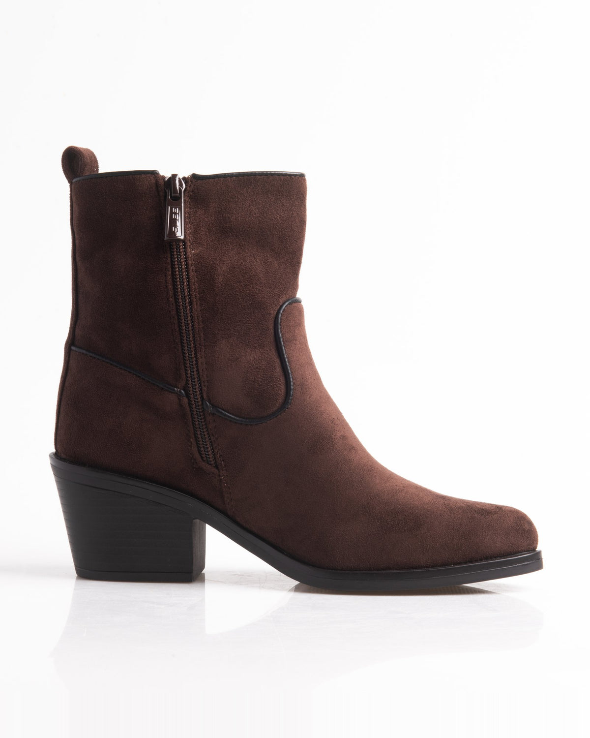 Botín Chelsea marrón chocolate de mujer con tacón y elástico lateral – vista lateral