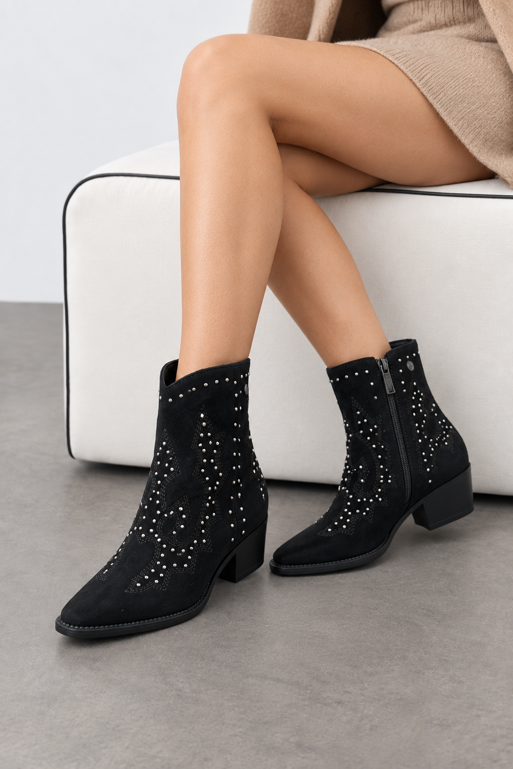 BOTÍN NEGRO DE MUJER CON TACHAS Y TACÓN