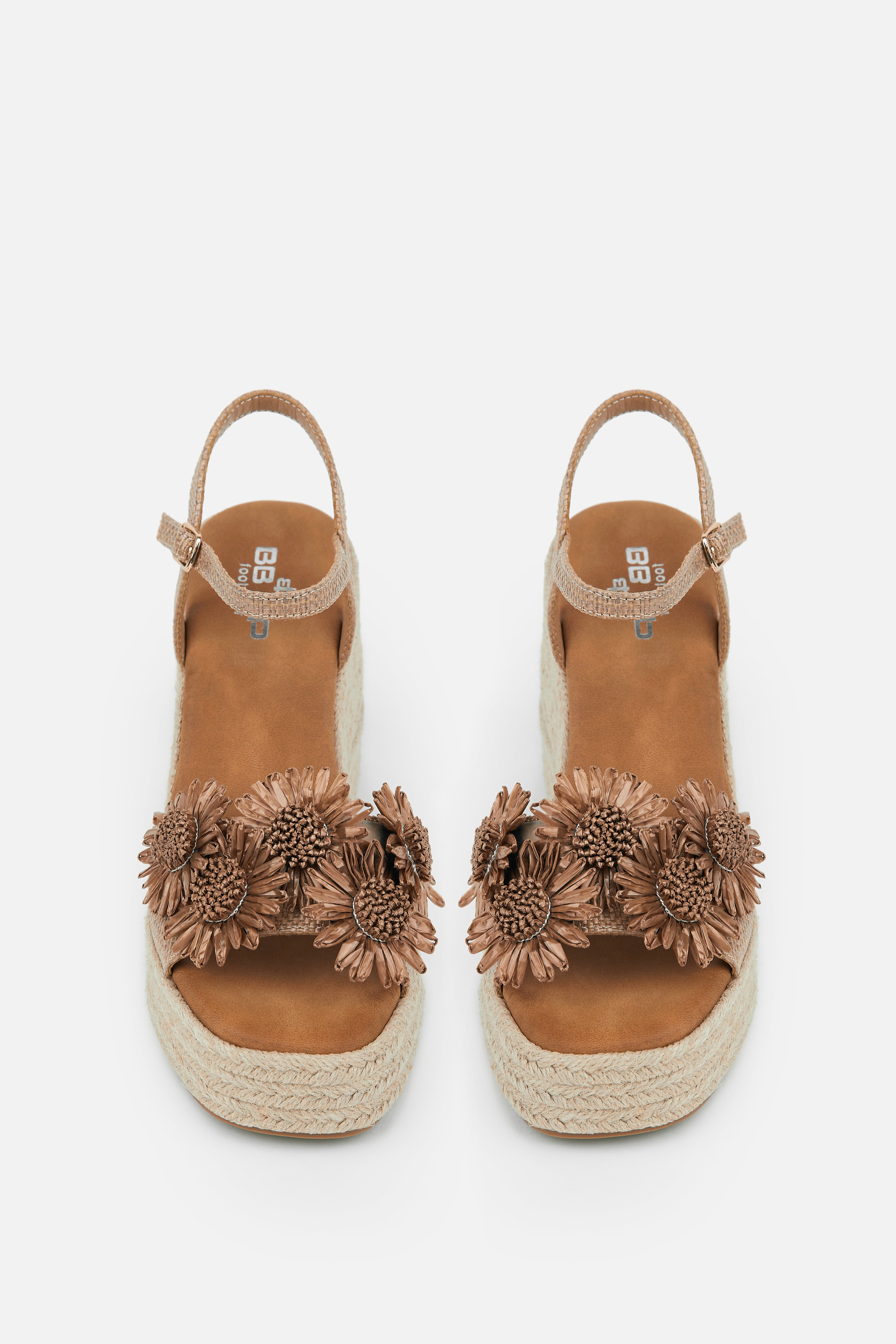 SANDALIA CUÑA BEIGE FLORES MUJER RESORT