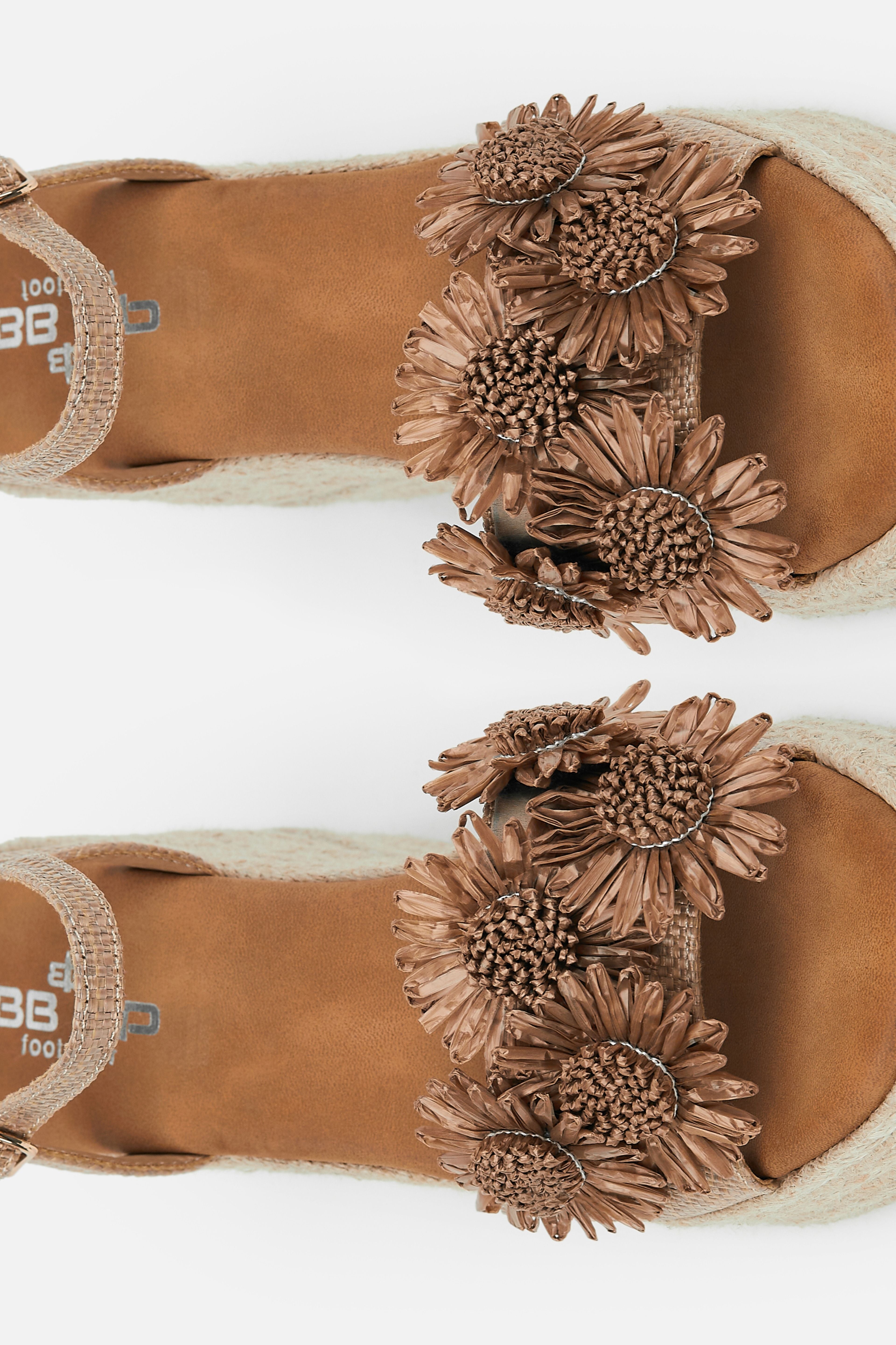 SANDALIA CUÑA BEIGE FLORES MUJER RESORT