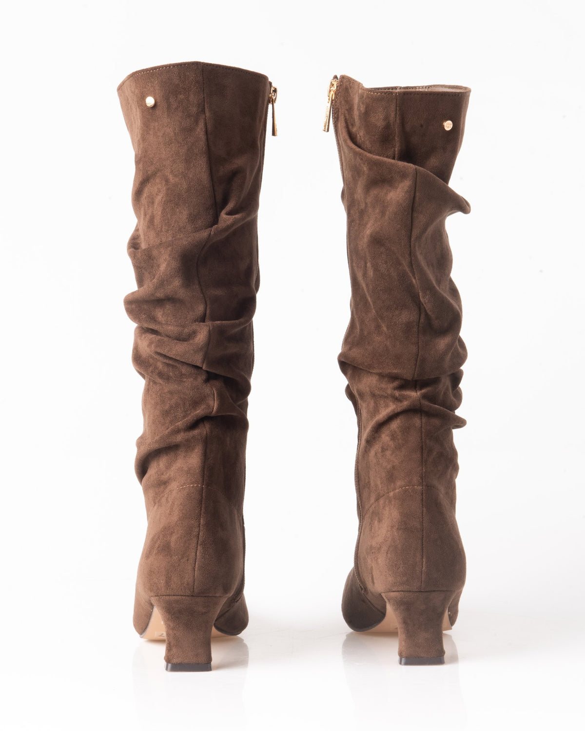 Bota alta slouchy marrón de mujer con caña fruncida – vista trasera