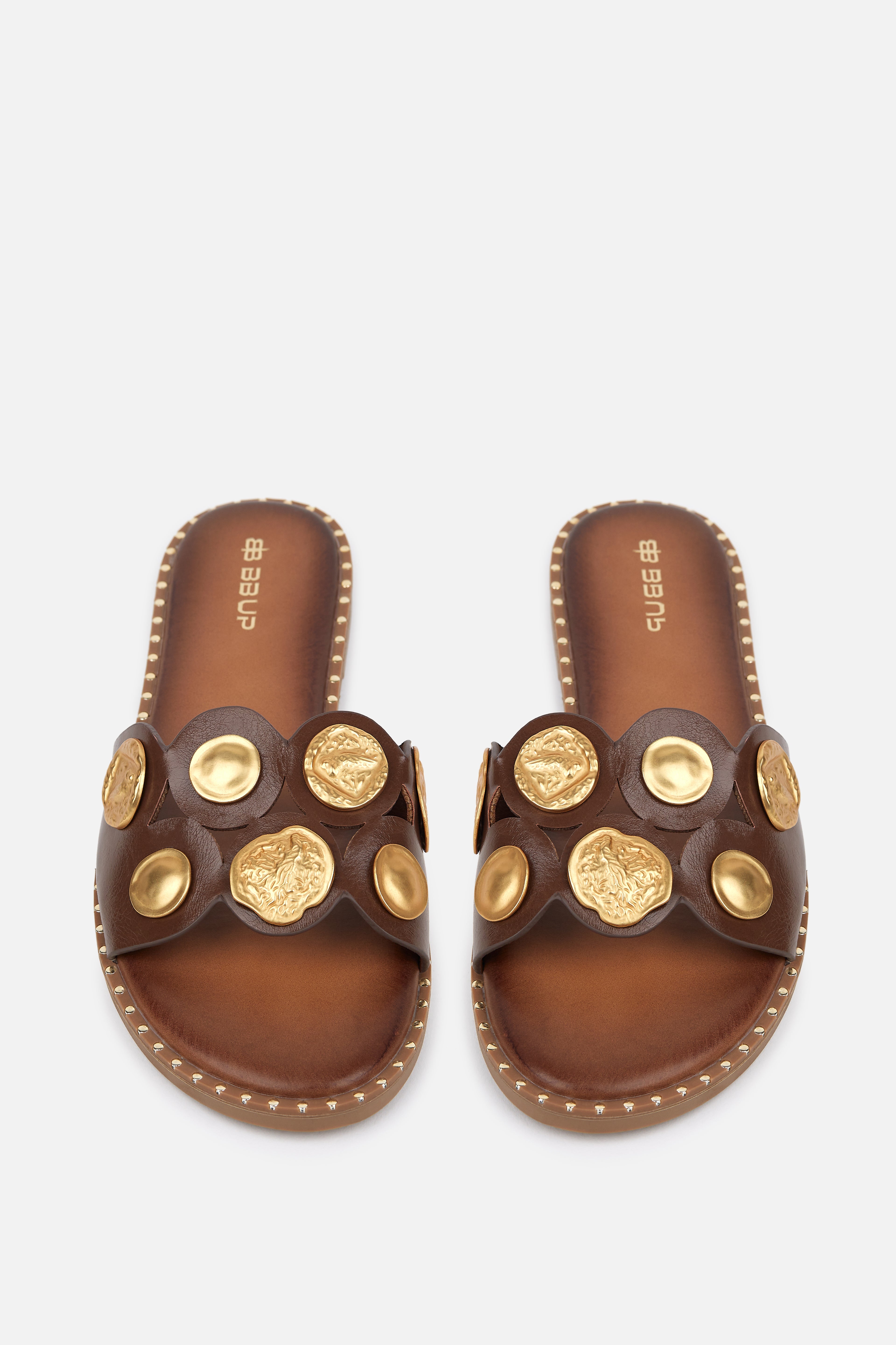 SANDALIA PLANA CAMEL ABALORIOS MUJER RESORT