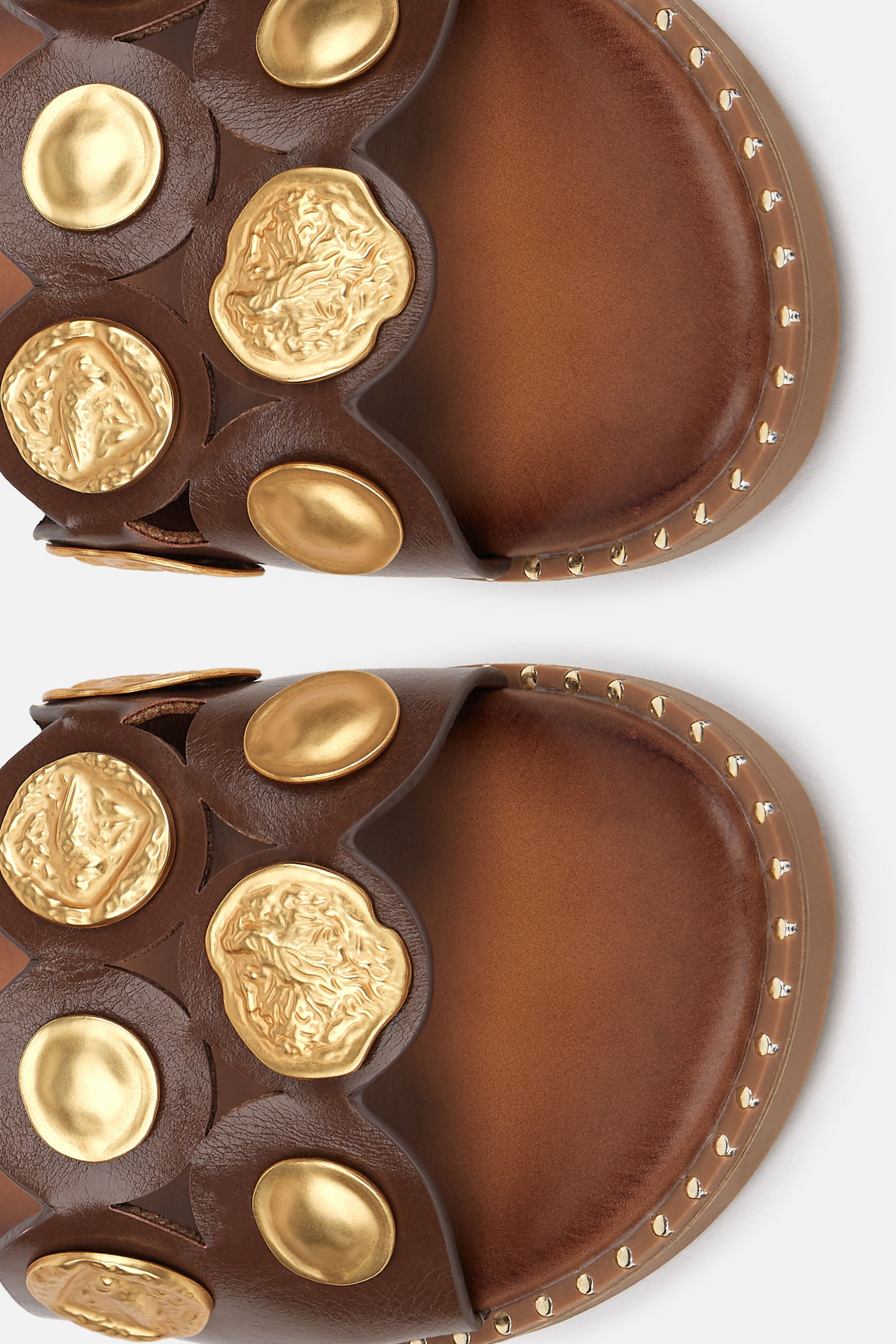 SANDALIA PLANA CAMEL ABALORIOS MUJER RESORT