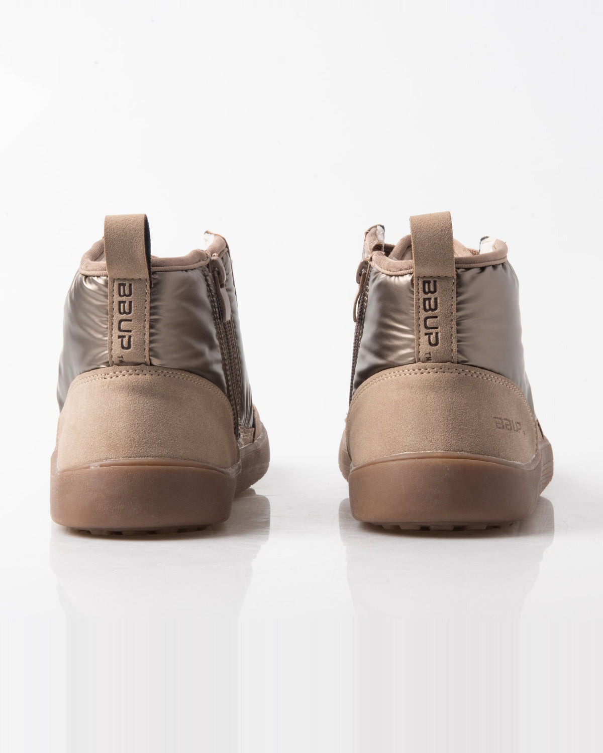 Zapatilla barefoot alta beige de mujer con detalles metalizados – vista trasera