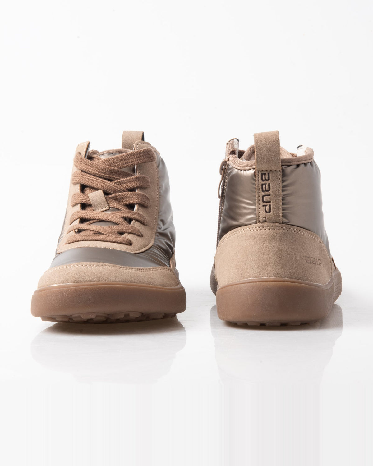 Zapatilla barefoot alta beige de mujer con detalles metalizados – vista trasera de perfil