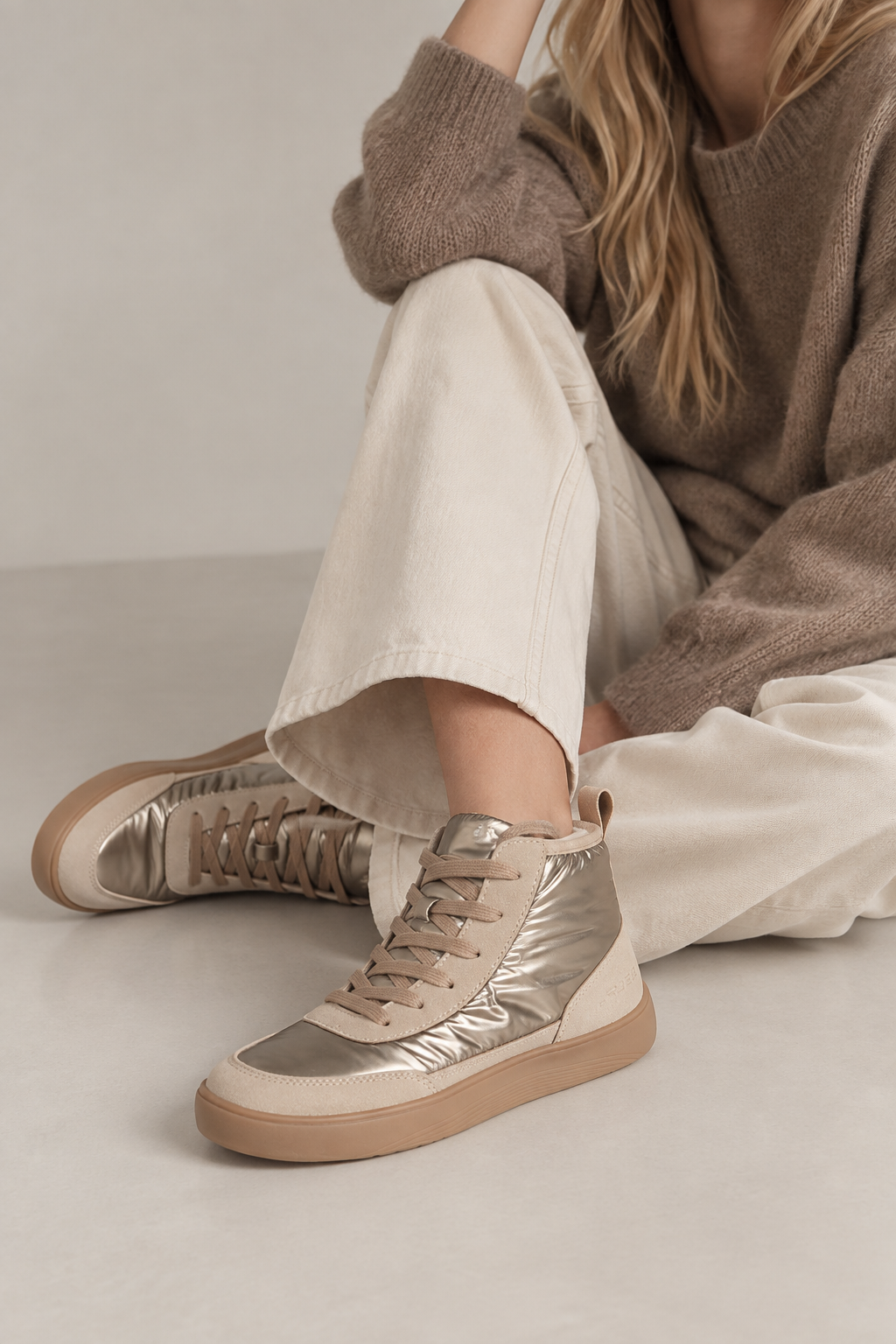 ZAPATILLA BAREFOOT ALTA BEIGE DE MUJER CON DETALLES METALIZADOS