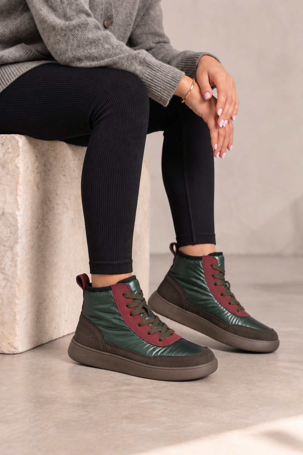 BOTA ALTA PRETA DE SENHORA COM ASPETO HÍPICO