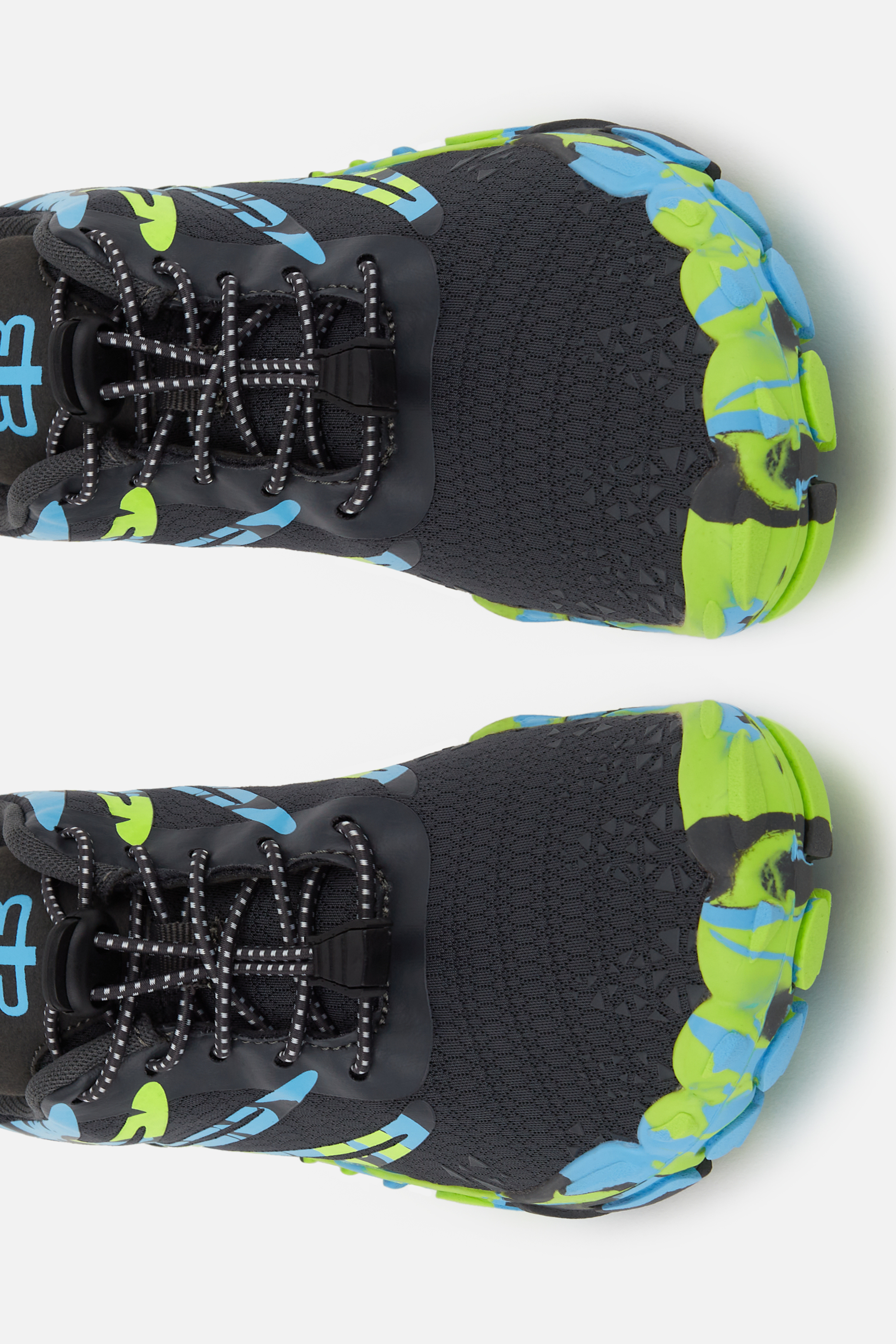 BAREFOOT DEPORTIVA NEGRA TEXTURIZADA CON DETALLES