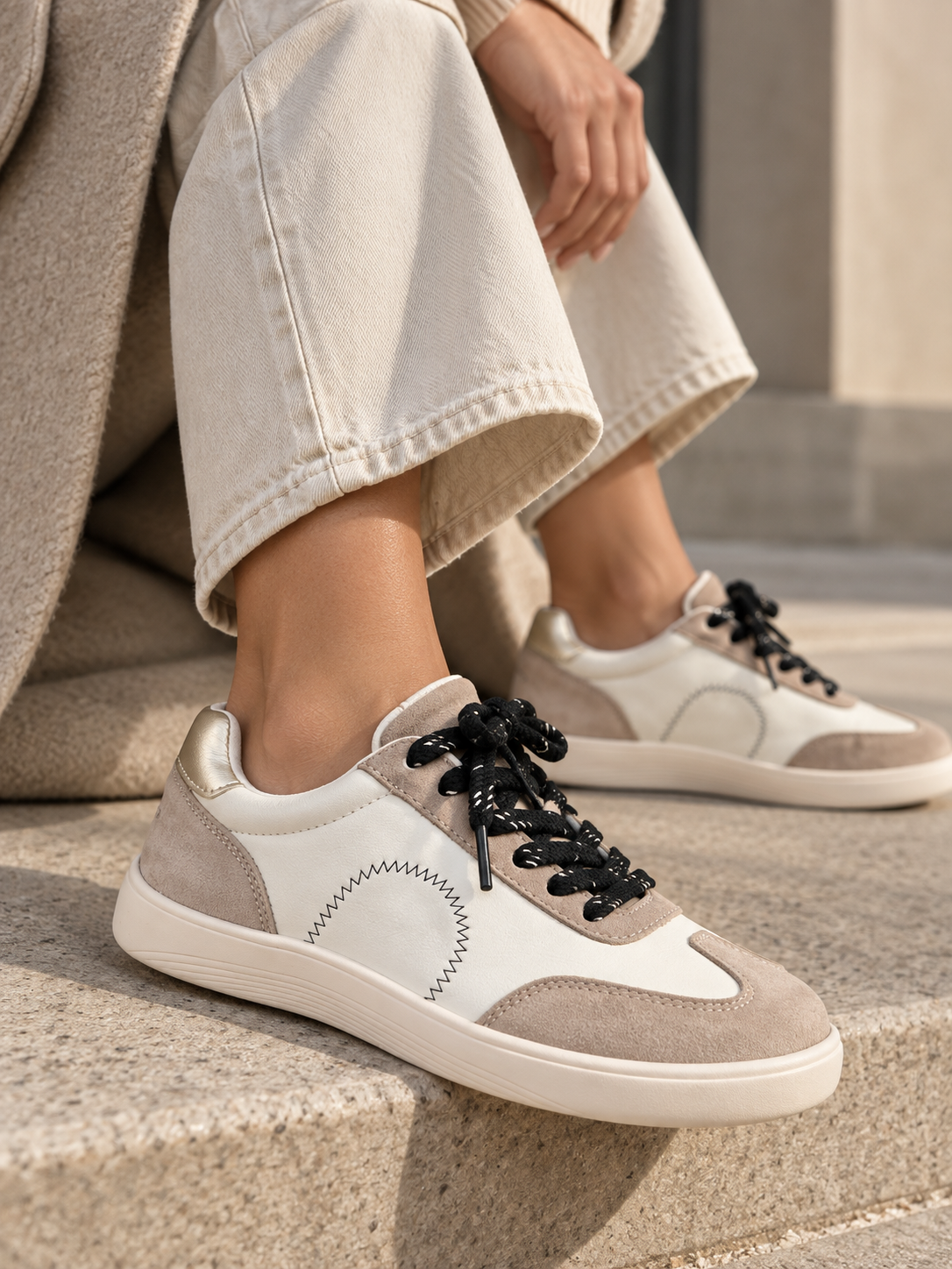 ZAPATILLA BAREFOOT BEIGE DE MUJER CON DETALLES NEGROS