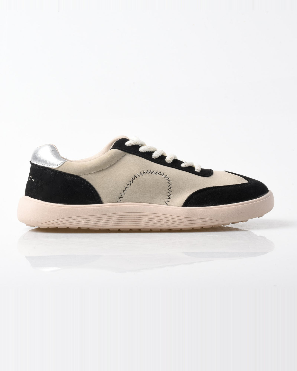 Zapatilla barefoot de mujer en crudo y negro estilo retro – vista lateral