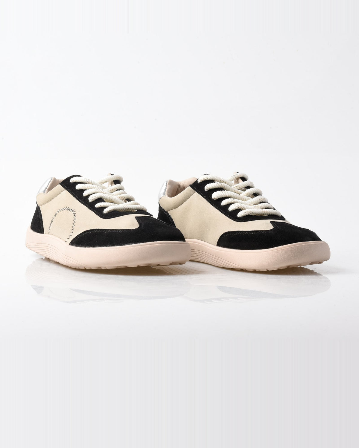 Zapatilla barefoot de mujer en crudo y negro estilo retro – par