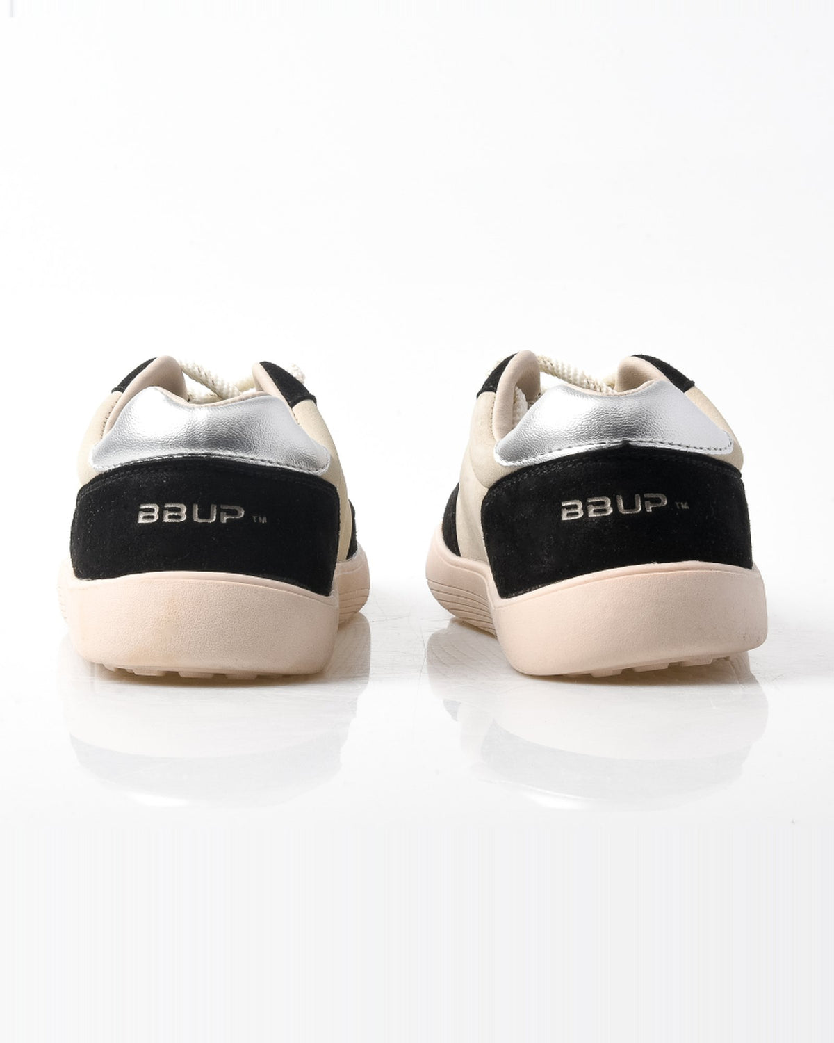 Zapatilla barefoot de mujer en crudo y negro estilo retro – vista trasera