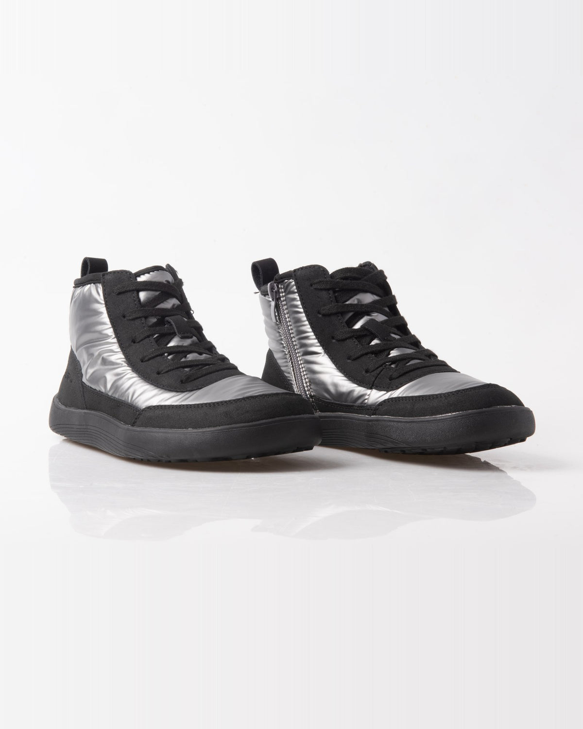 Zapatilla barefoot alta negra de mujer con detalles metalizados plata – par