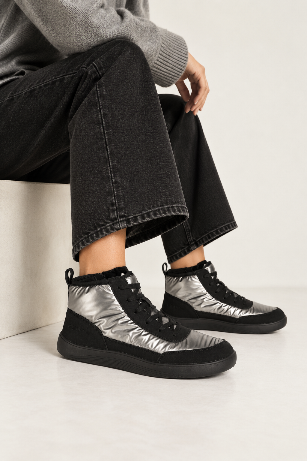 ZAPATILLA BAREFOOT NEGRA DE MUJER CON DETALLES METALIZADOS