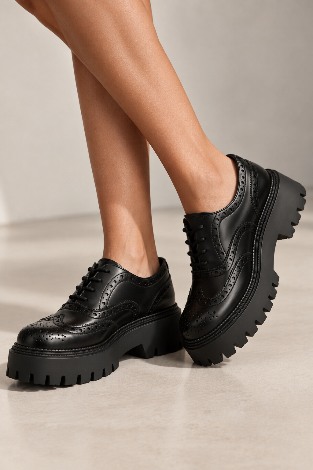 ZAPATOS BLUCHER NEGRO DE MUJER EN SUELA TRACK